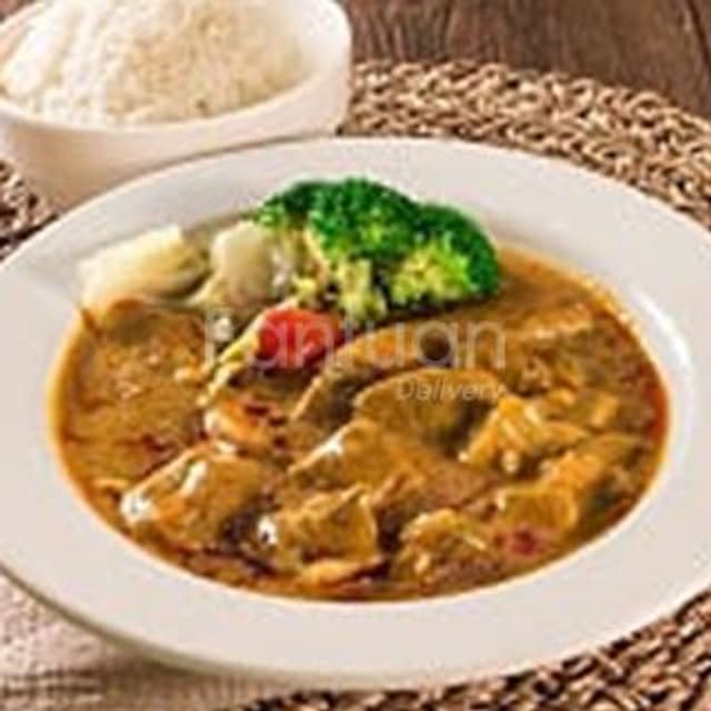 Curry Beef on Steamed Rice — 咖哩牛肉飯